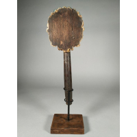 Votief masker uit Indonesië, gemonteerd op hardhouten sokkel